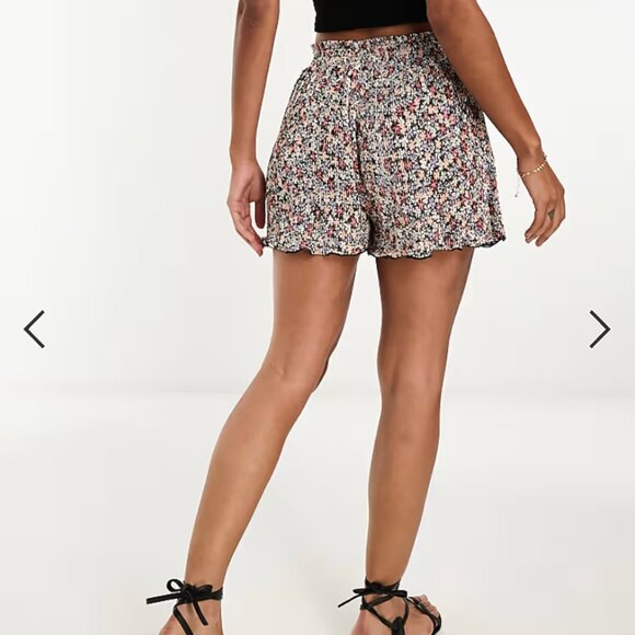 ASOS DESIGN plisse shorts in dark based floral - US 6 - Picture 10 of 10